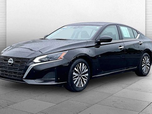 Used 2025 Nissan Altima 2.5 SV FWD image 13