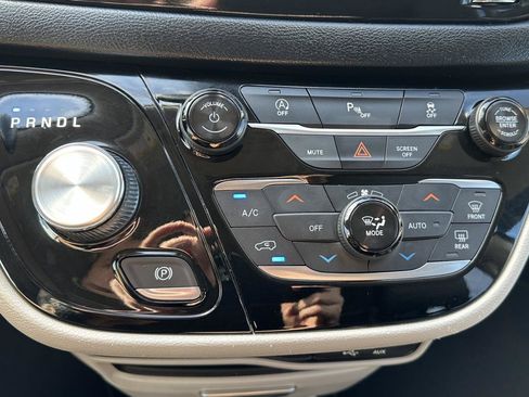 Used 2019 Chrysler Pacifica Touring-L FWD image 63