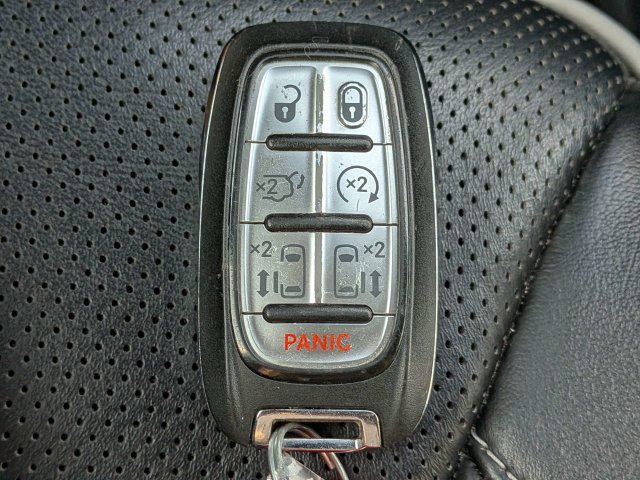 Used 2025 Chrysler Pacifica Limited FWD image 32
