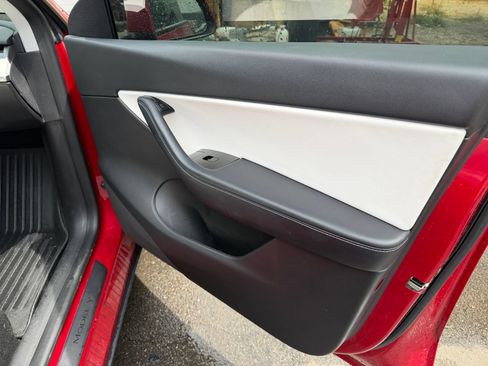 Used 2021 Tesla Model Y Long Range AWD/4WD image 17