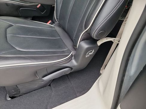 Used 2023 Chrysler Pacifica Limited FWD image 31