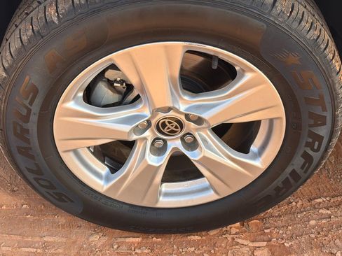 Used 2021 Toyota RAV4 XLE AWD/4WD image 11