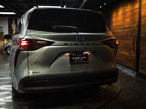 Used 2025 Toyota Sienna XLE FWD image 6