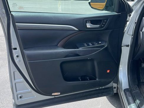 Used 2017 Toyota Highlander Limited w/ Carpet Mat Package AWD/4WD image 9