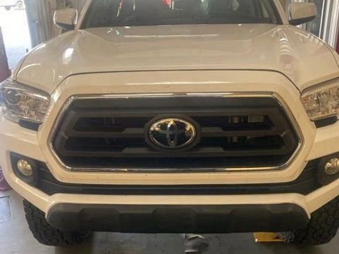 Used 2021 Toyota Tacoma SR5 AWD/4WD image 9
