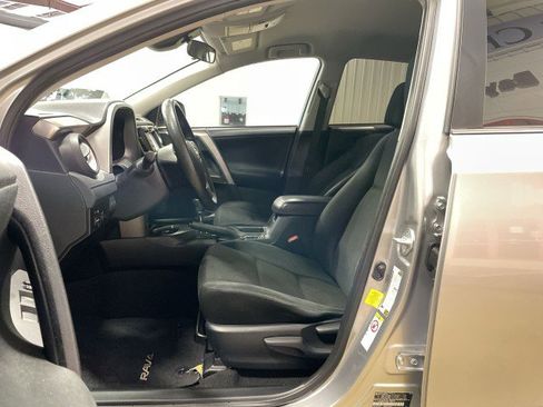 Used 2018 Toyota RAV4 LE FWD image 14