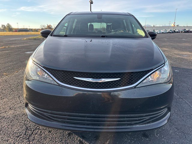 Used 2017 Chrysler Pacifica Touring FWD image 2