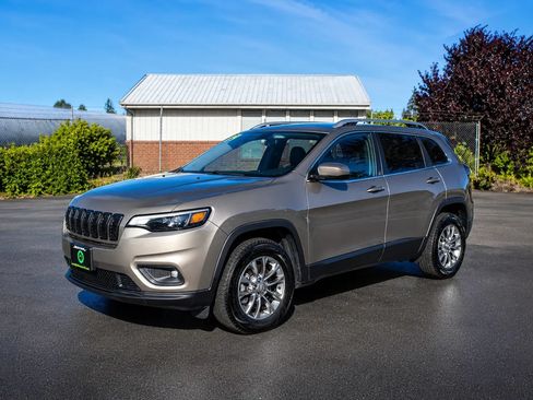 Used 2019 Jeep Cherokee Latitude Plus AWD/4WD image 3