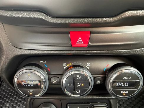 Used 2016 Jeep Renegade Latitude w/ Popular Equipment Group AWD/4WD image 19
