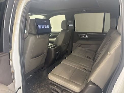 Used 2022 Chevrolet Suburban LT RWD image 18