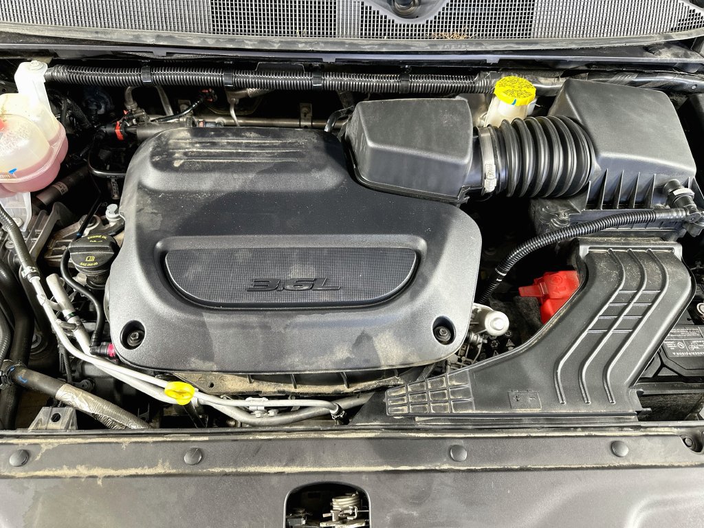 Certified 2025 Chrysler Pacifica Limited FWD image 41