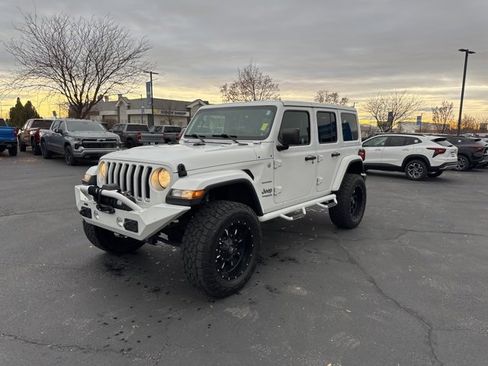 Used 2019 Jeep Wrangler Unlimited Sahara image 3
