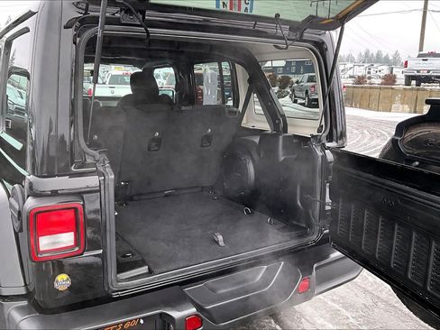 Used 2023 Jeep Wrangler Sahara w/ Cold Weather Group image 19