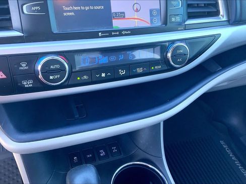 Used 2018 Toyota Highlander XLE w/ Carpet Mat Package (TMS) AWD/4WD image 35