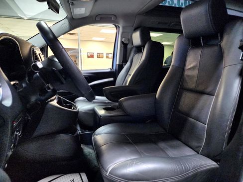 Used 2018 Mercedes-Benz Metris Passenger image 15