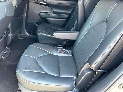 Used 2021 Toyota Highlander XLE image 20