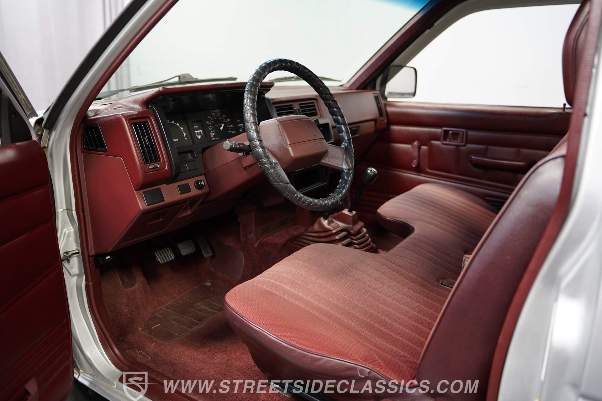 Used 1990 Nissan Pickup 4x4 Regular Cab image 4