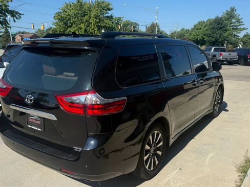 Used 2020 Toyota Sienna Limited Premium AWD/4WD image 3
