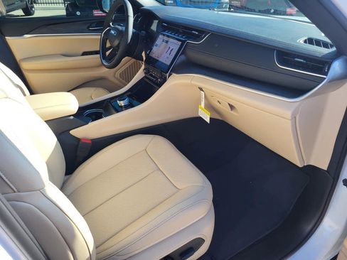 New 2025 Jeep Grand Cherokee Limited image 9