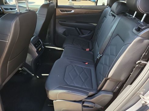 Used 2025 Volkswagen Atlas SE image 23