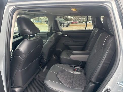 Used 2025 Toyota Highlander XLE image 22