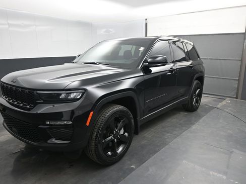 Used 2025 Jeep Grand Cherokee Limited w/ Black Appearance Package image 12