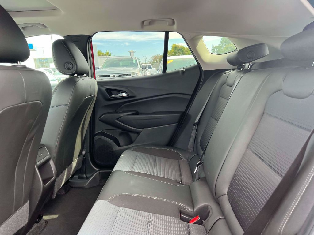 Used 2024 Chevrolet Trax LT w/ Sunroof Package FWD image 12