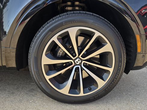 Used 2017 Bentley Bentayga AWD/4WD image 16