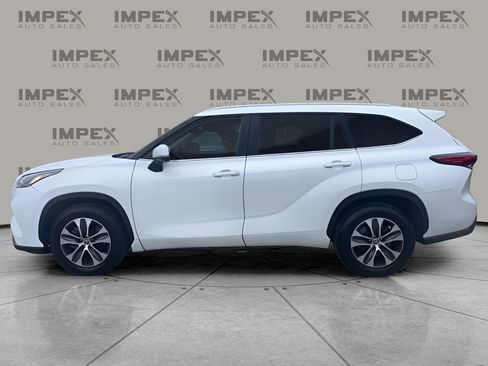 Used 2022 Toyota Highlander XLE image 2
