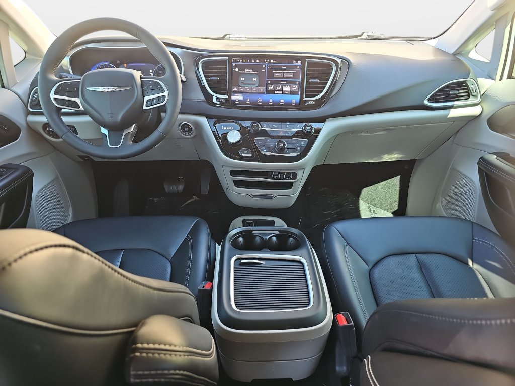 Used 2024 Chrysler Pacifica Touring-L FWD image 18