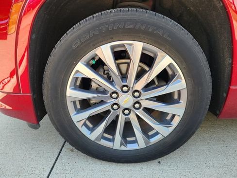 Used 2023 Chevrolet Traverse Premier FWD image 9