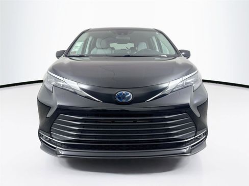 Certified 2024 Toyota Sienna LE image 7