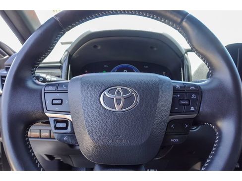 Used 2025 Toyota Camry SE FWD image 14