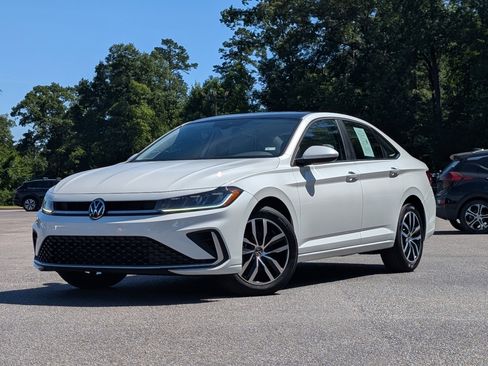 Used 2025 Volkswagen Jetta SE w/ Sunroof Package FWD image 4