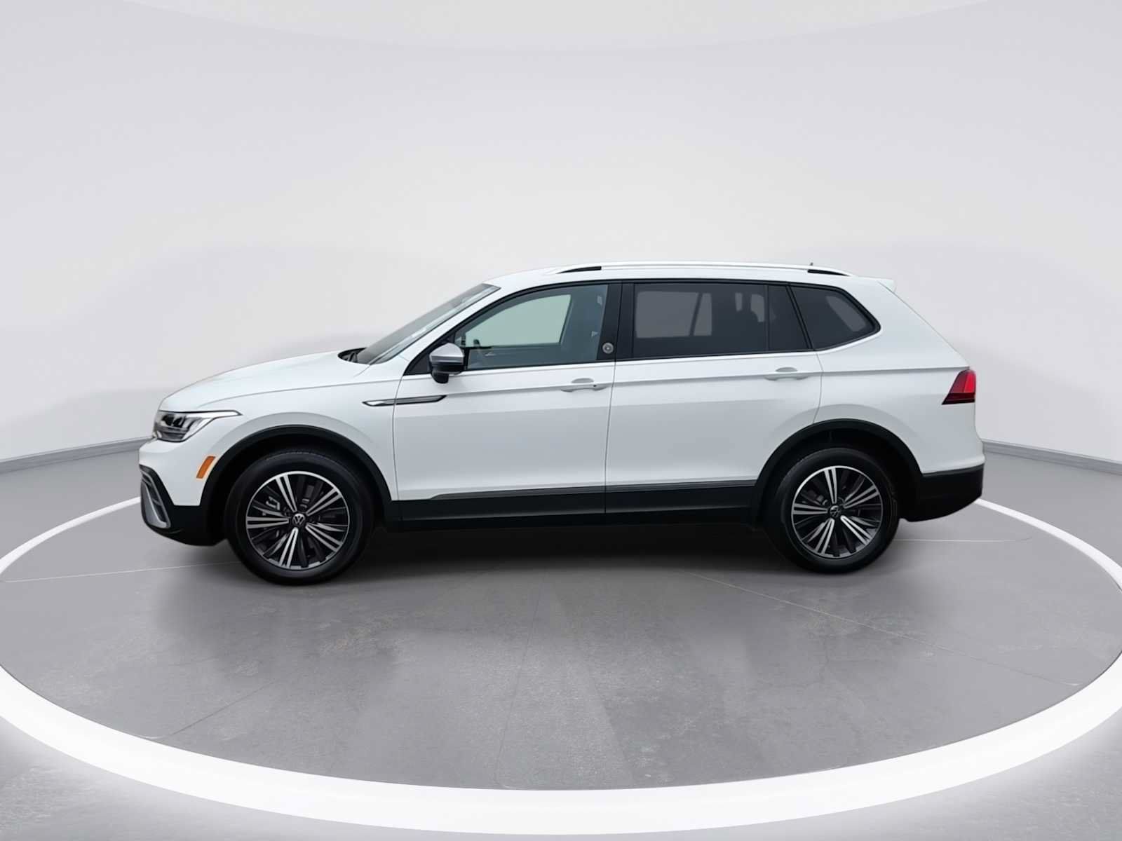Used 2024 Volkswagen Tiguan Wolfsburg Edition AWD/4WD image 5