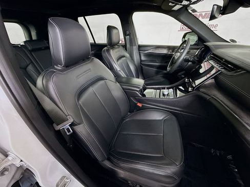 Used 2022 Jeep Grand Cherokee Overland AWD/4WD image 34