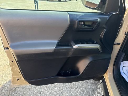Used 2019 Toyota Tacoma SR5 AWD/4WD image 11