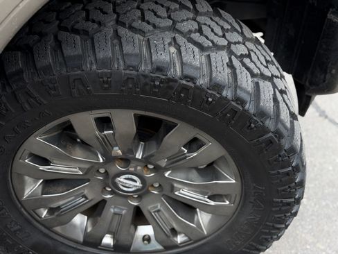 Used 2018 Nissan Titan SV AWD/4WD image 18