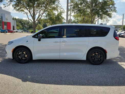Used 2024 Chrysler Pacifica Limited FWD image 8