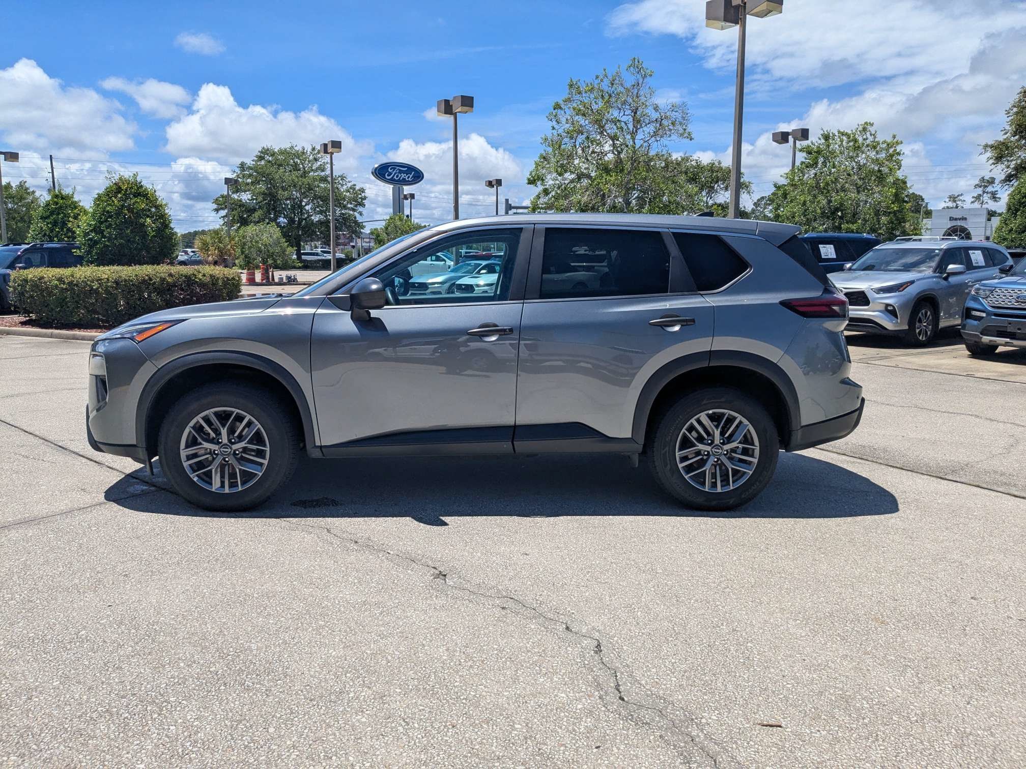 Used 2024 Nissan Rogue S AWD/4WD image 7