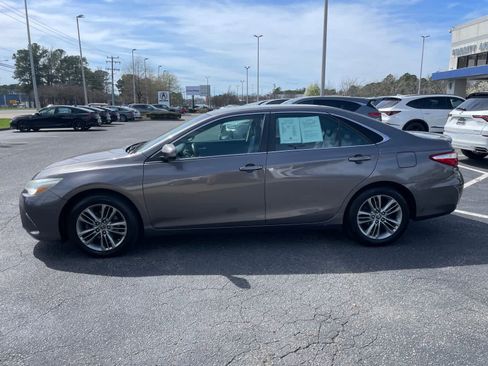 Used 2015 Toyota Camry SE image 2