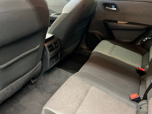 Used 2022 Nissan Rogue SV image 11