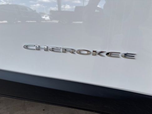 Used 2020 Jeep Cherokee Limited image 13