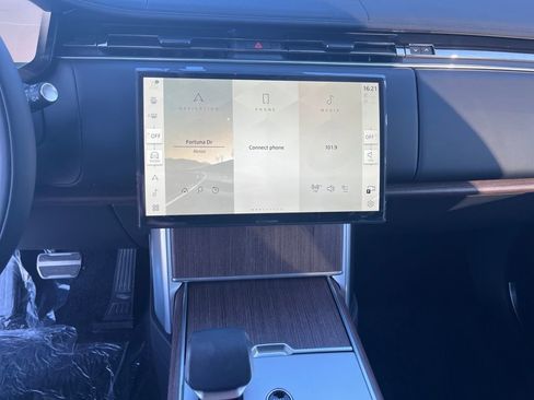 New 2026 Land Rover Range Rover Long Wheelbase SE image 16