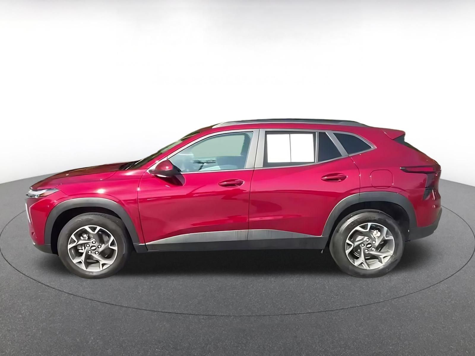 Used 2025 Chevrolet Trax LT FWD image 7