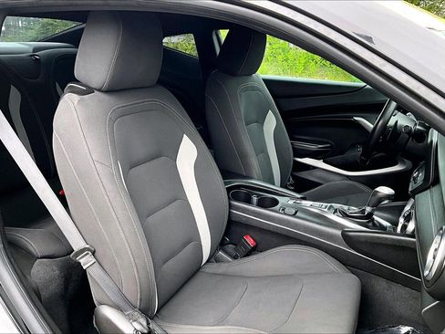 Used 2018 Chevrolet Camaro LT RWD image 7