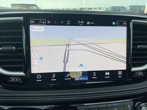 Used 2025 Chrysler Pacifica Limited image 19