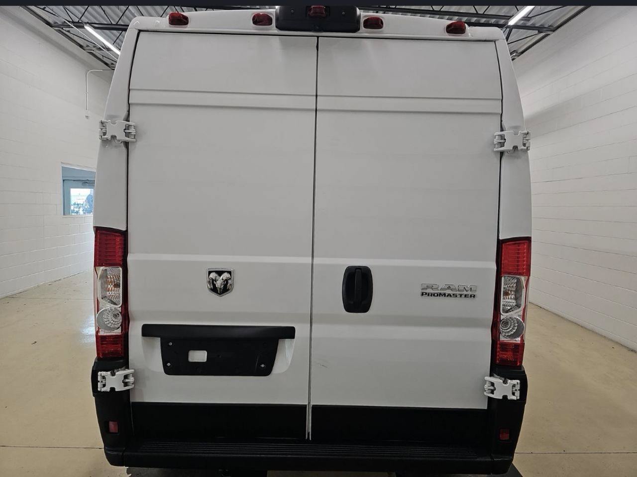 Used 2024 RAM ProMaster 2500 w/ Convenience Group FWD image 3