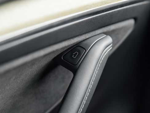 Used 2022 Tesla Model Y Long Range image 18