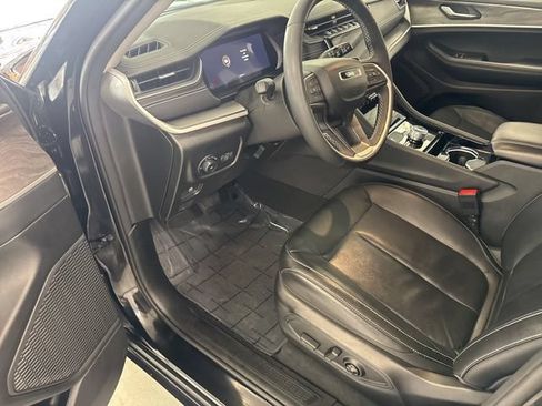 Used 2023 Jeep Grand Cherokee Limited AWD/4WD image 17